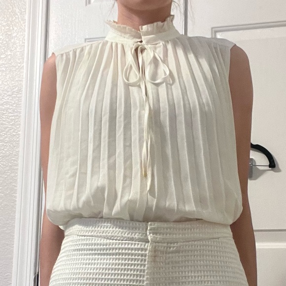 H&M cream pleated flowy blouse - Picture 6 of 11